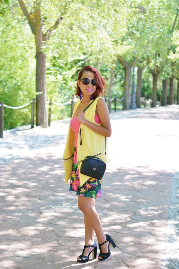 Outfit con falda estampada y chaleco