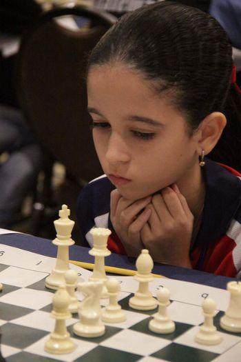 niña jugando ajedrez