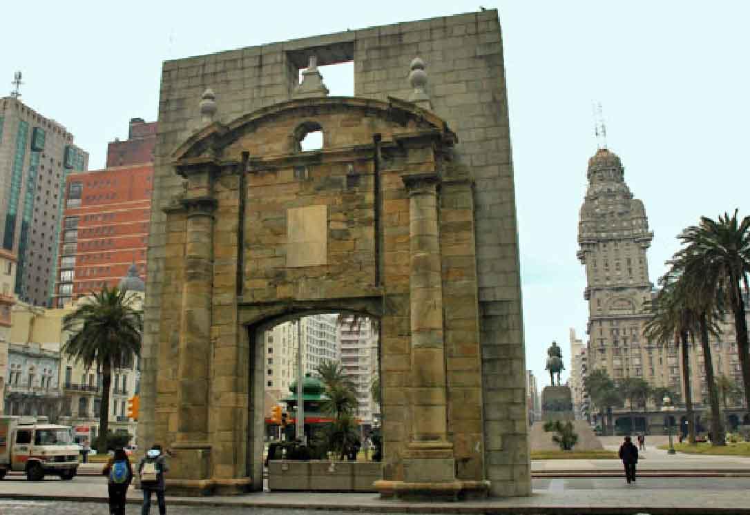 Puerta de la ciudadela en Montevideo Uruguay