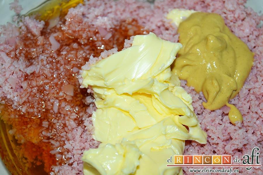 Mantequilla de jamón, añadir la mantequilla con la cucharada de mostaza de Dijon y las dos cucharadas de miel