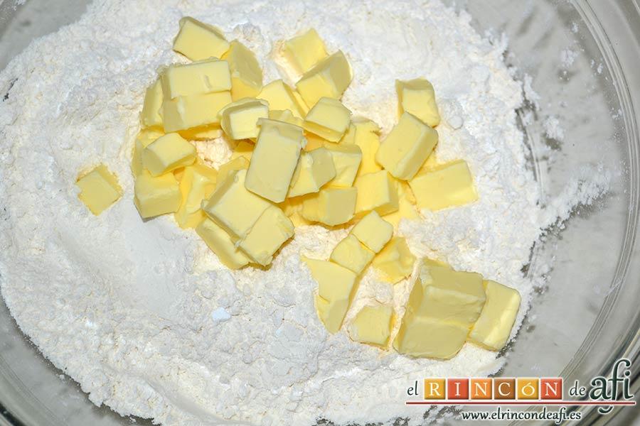 Panecillo del país, añadir la mantequilla a la harina