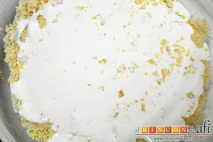 Panecillo del país, añadir la nata (crema de leche)