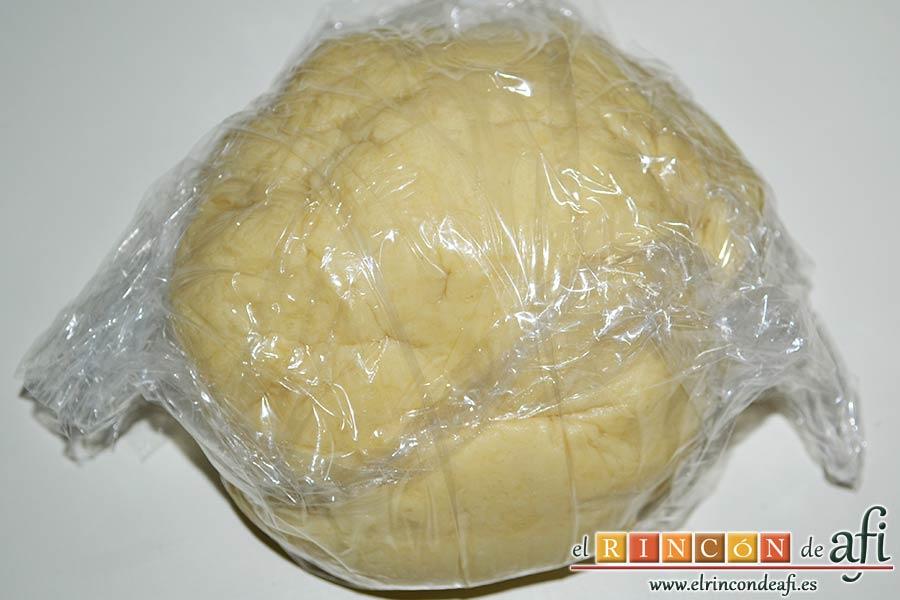 Panecillo del país, envolver la bola en film transparente y meterla en la nevera media hora