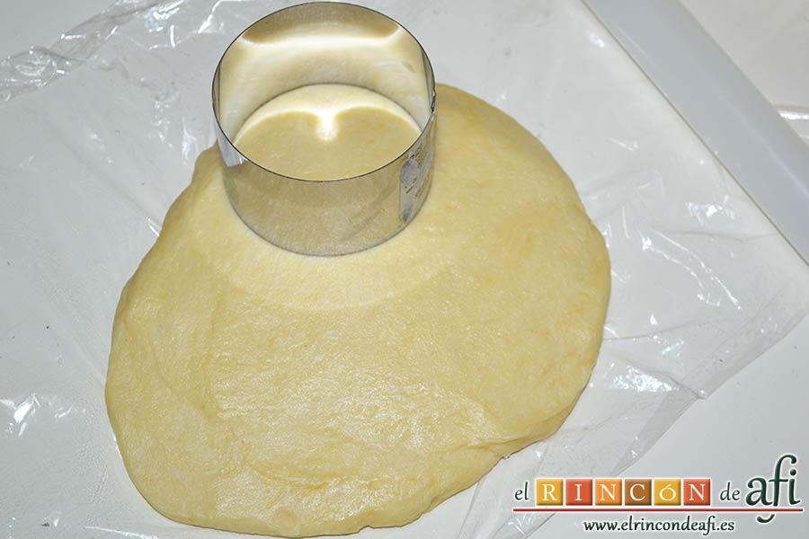 Panecillo del país, dividir en dos la masa, cubrir de film, aplastar con rodillo y cortar con un molde circular