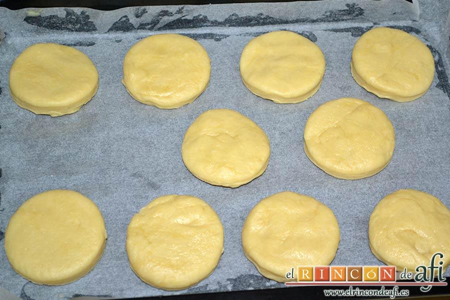 Panecillo del país, colocar en una bandeja de horno forrada de papel de hornear