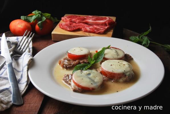 Escalopines con queso y tomates receta