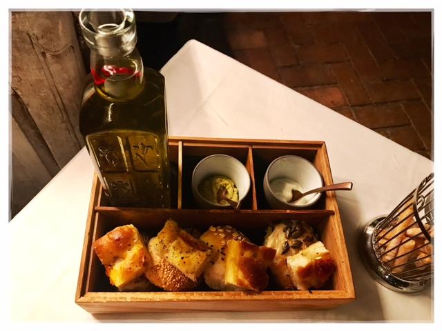 Caja de Pan de semillas y focaccia y Aceite de Oliva con peperoncino. Es de Ley Italiana. Numa Pompilio