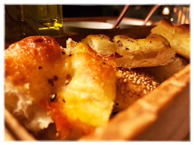 Pan de semillas, pipas, foccacias y cremas de aceitunas y queso ricotta. Es de Ley Italiana. Numa Pompilio