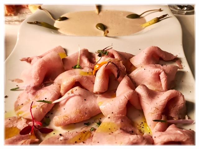 Vitello Tonnato en salsa de Atún de Zahara y encurtidos. Es de Ley Italiana. Numa Pompilio