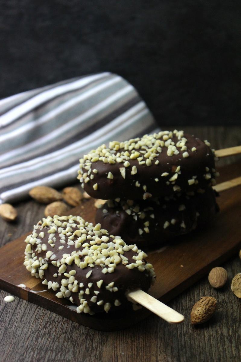 Helado Magnum casero de vainilla cubierto de chocolate almendrado sin lactosa