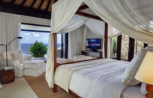 dormitorio colonial con dosel en cama