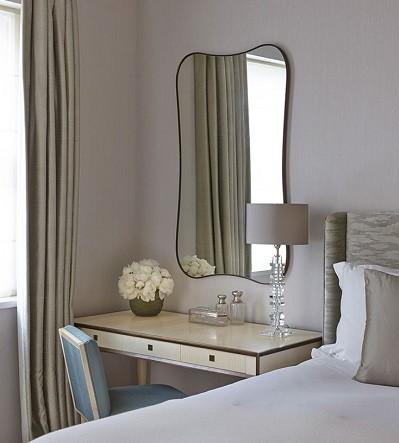 tocador de maquillaje al lado cama