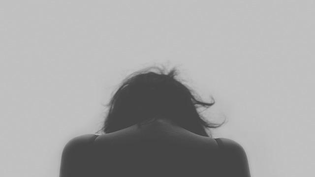 Mujer triste de espaldas