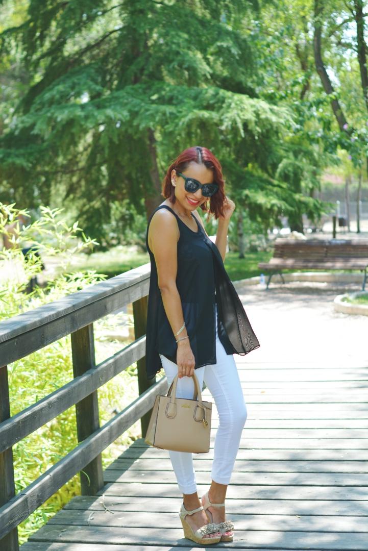 Look con top negro y encaje