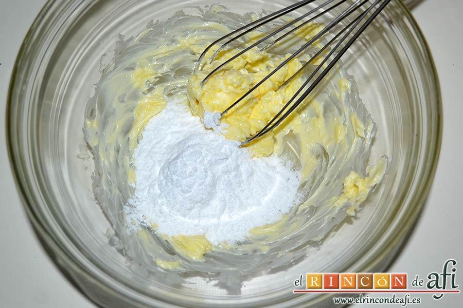 Magdalenas con frosting de chocolate, batimos la mantequilla en pomada con el azúcar glass, que añadimos poco a poco