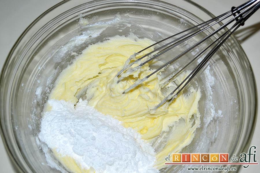 Magdalenas con frosting de chocolate, poco a poco irá blanqueando