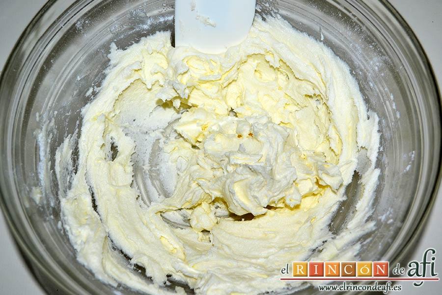 Magdalenas con frosting de chocolate, seguimos hasta integrar completamente