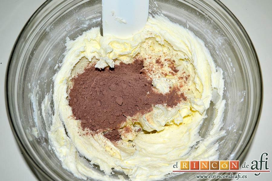 Magdalenas con frosting de chocolate, echar la mitad del cacao en polvo