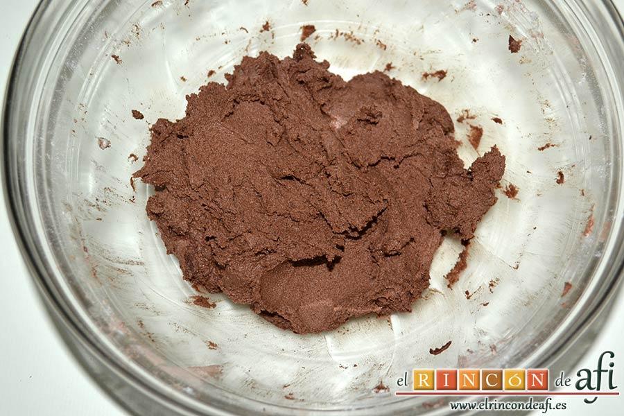 Magdalenas con frosting de chocolate, mezclar hasta integrar