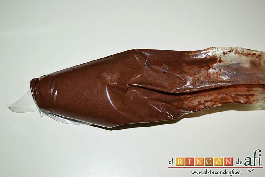 Magdalenas con frosting de chocolate, metemos el frosting de chocolate en una manga pastelera