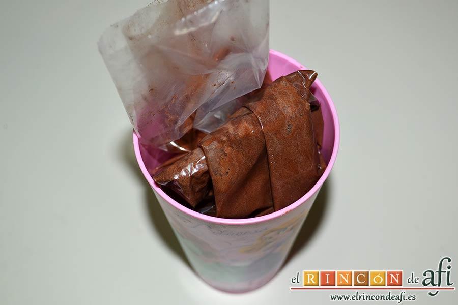 Magdalenas con frosting de chocolate, la guardamos en un recipiente en la nevera