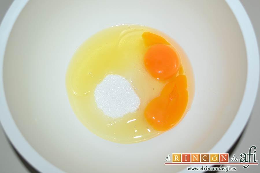 Magdalenas con frosting de chocolate, poner en un bol a batir los huevos con el azúcar y el azúcar vainillado