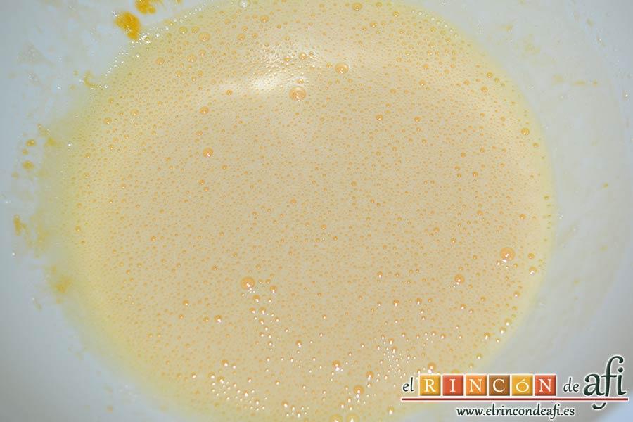 Magdalenas con frosting de chocolate, mezclar hasta obtener mezcla blanquecina