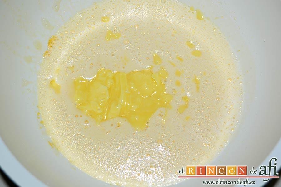 Magdalenas con frosting de chocolate, añadir la mantequilla fundida en el microondas y la leche