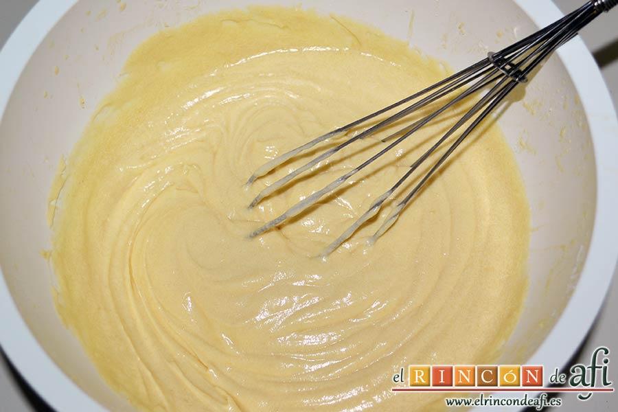 Magdalenas con frosting de chocolate, tamizar la harina y la levadura en polvo y las añadimos a la mezcla batiendo hasta integrar