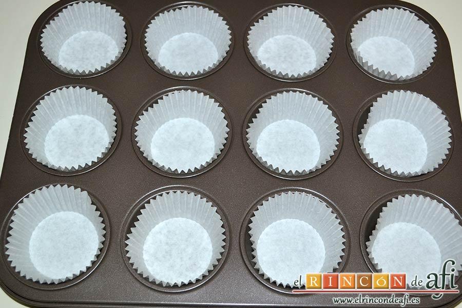 Magdalenas con frosting de chocolate, preparar los moldes de las magdalenas con moldes de papel
