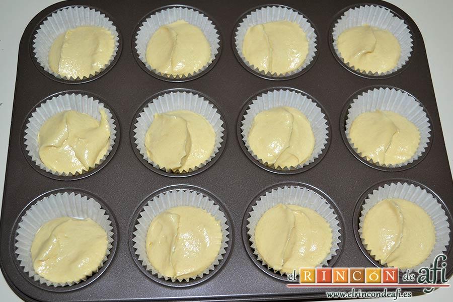 Magdalenas con frosting de chocolate, rellenar cada molde a las dos terceras partes con la mezcla