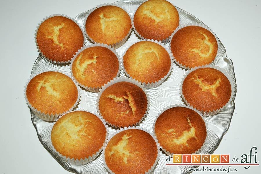 Magdalenas con frosting de chocolate, hornear y dejar enfriar