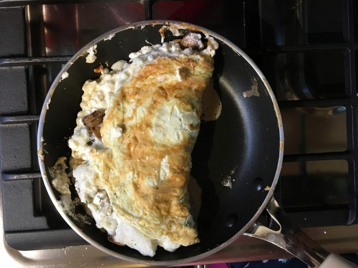 Aprende a hacer una tortilla de claras vegetariana de huevo con relleno de champiñones y queso feta
