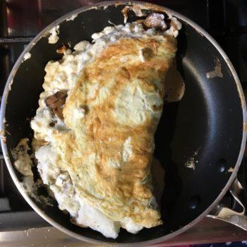 Tortilla de claras de huevo con champiñones y queso feta