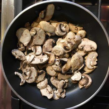 Cocina los champiñones tajados con un poquito de ajo picado
