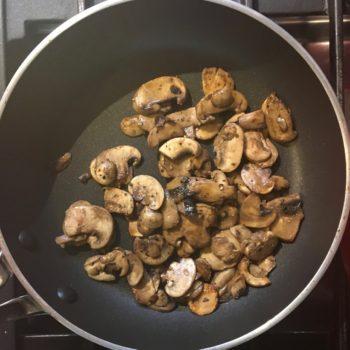 Champiñones listos para el omelette de claras de huevo