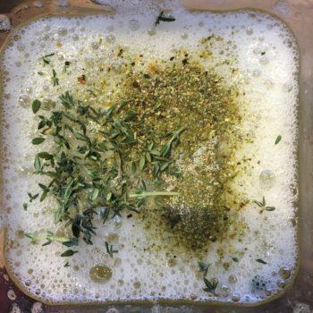 Añade los sazonados a las claras e huevo para una tortilla sabrosa