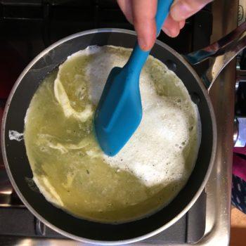 Ve despegando las claras del fondo para que se cueza pareja tu tortilla