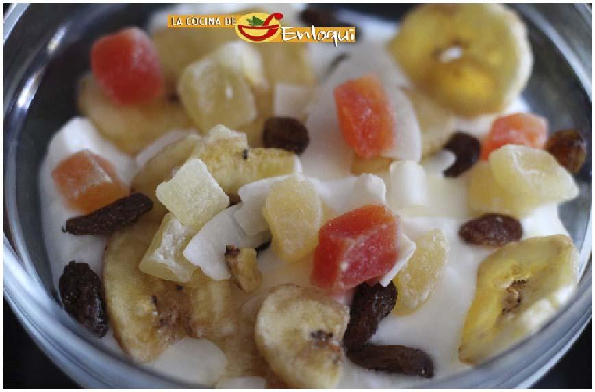 Postres con yogur en vasos y copas