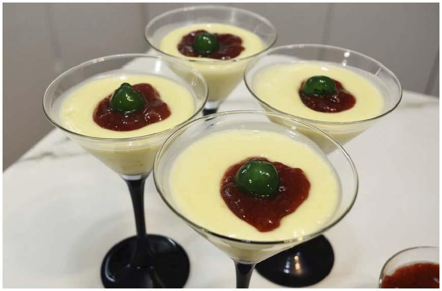 Postres con yogur en vasos y copas