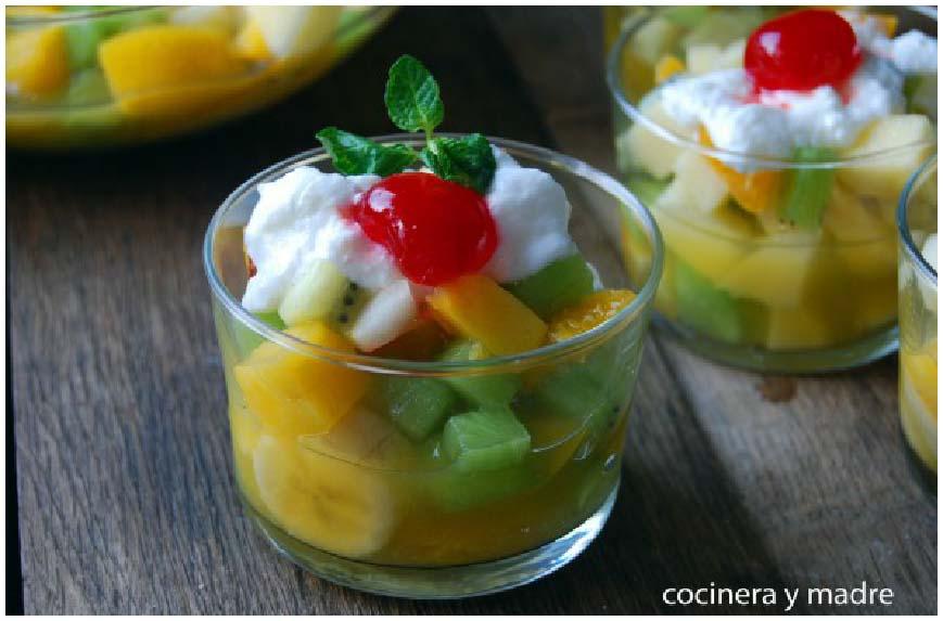 Postres con yogur en vasos y copas