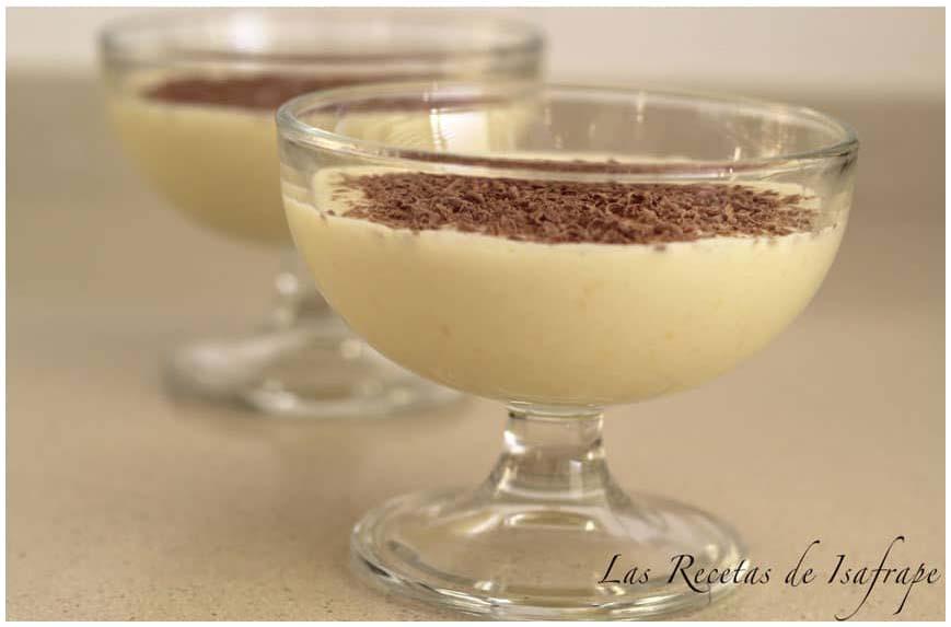 Postres con yogur en vasos y copas