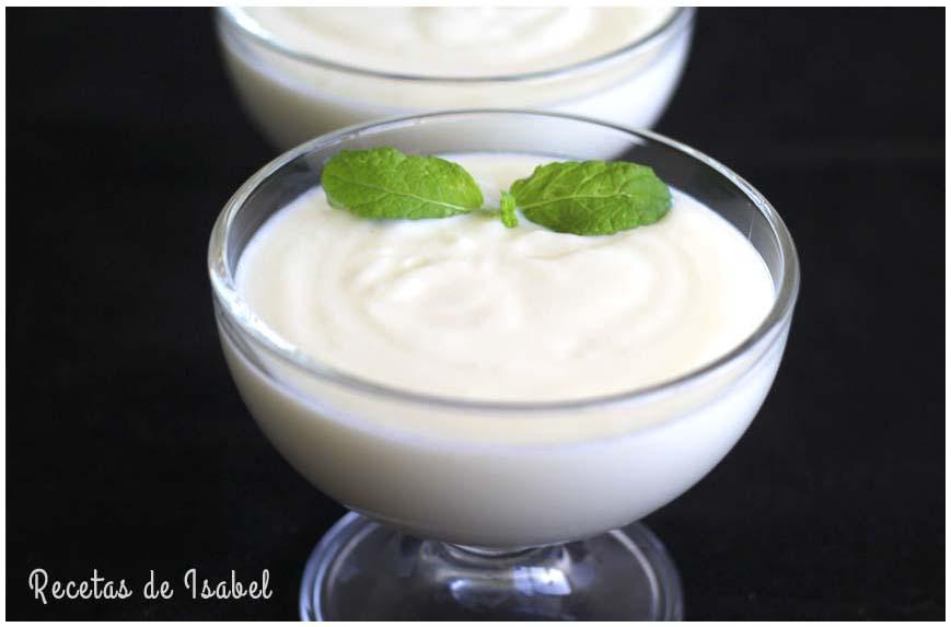 Postres con yogur en vasos y copas