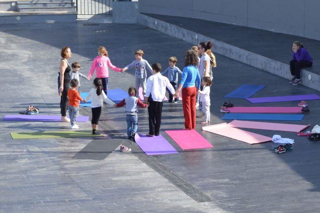 niños haciendo relajación