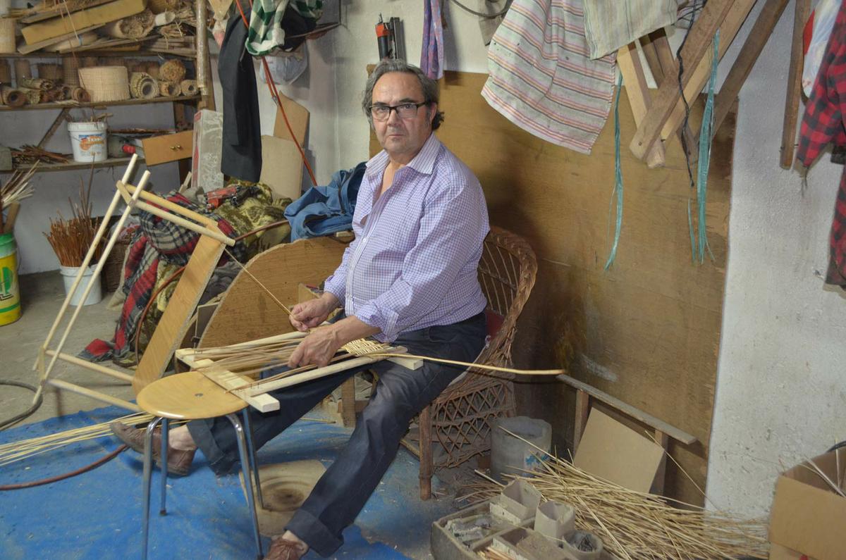 Cestero trabajando el mimbre