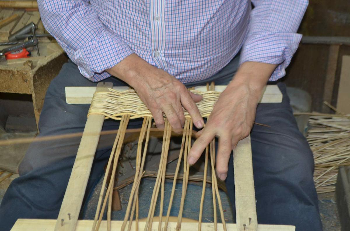 Cestero trabajando el mimbre
