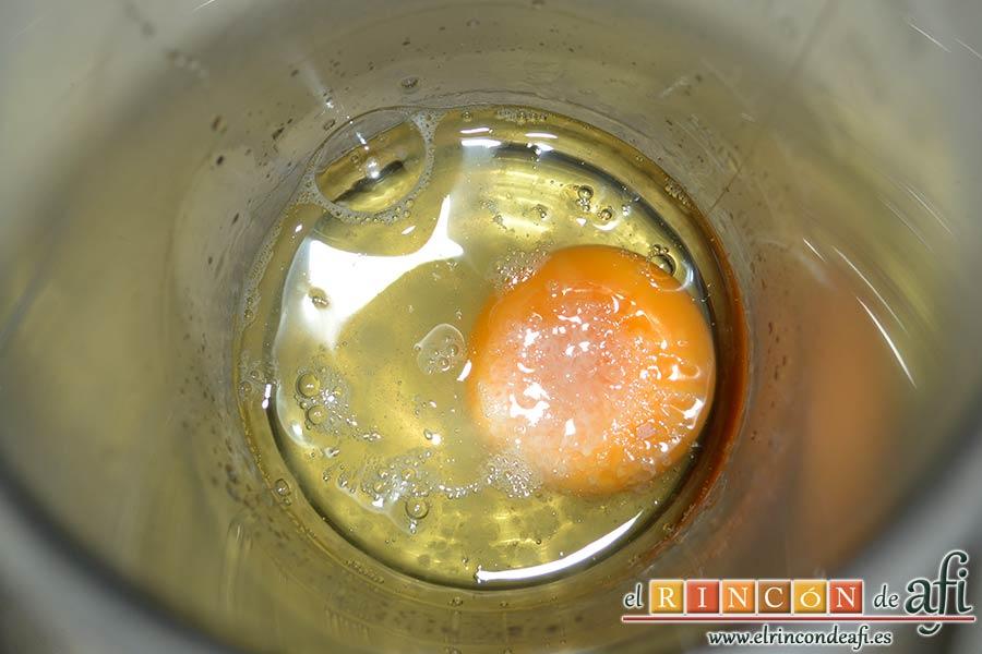 Mayonesa casera, añadir la sal y el zumo del medio limón