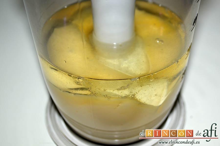 Mayonesa casera, meter el brazo de la minipimer al fondo del vaso sin mover a máxima potencia