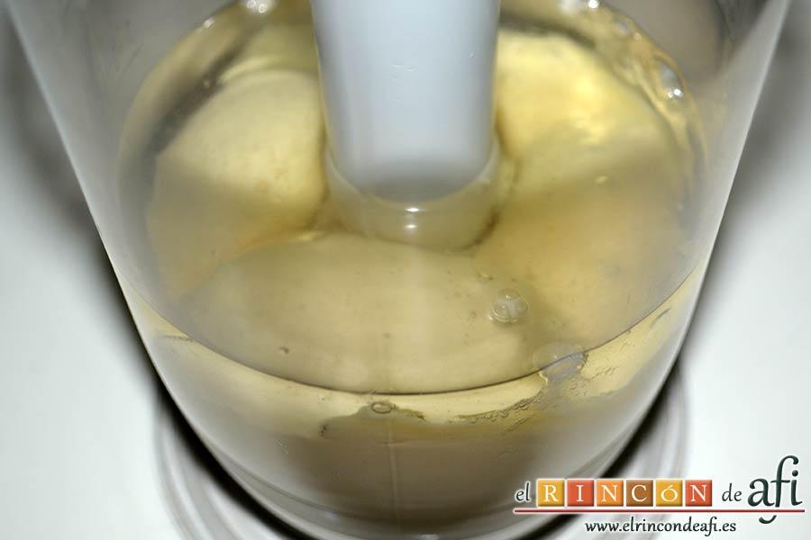 Mayonesa casera, cuando empiece a cuajar, mover el brazo arriba y abajo