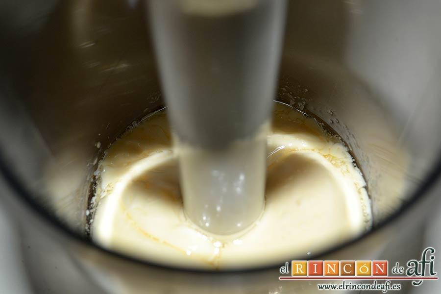 Mayonesa casera, seguir hasta que esté todo emulsionado